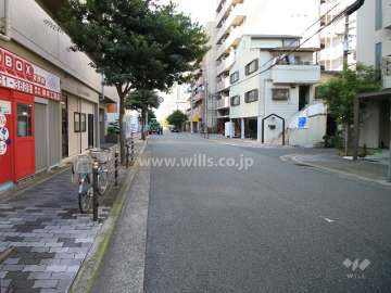 敷地北側の前面道路（東側から)