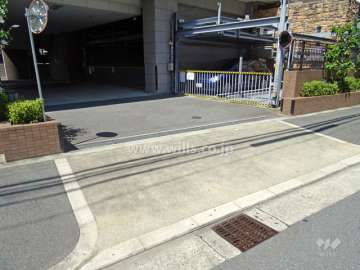 駐車場出入り口