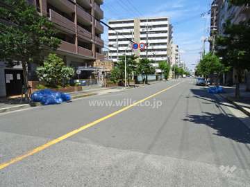 物件の東側前面道路（南側から）