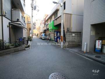 敷地北側の前面道路（西側から）