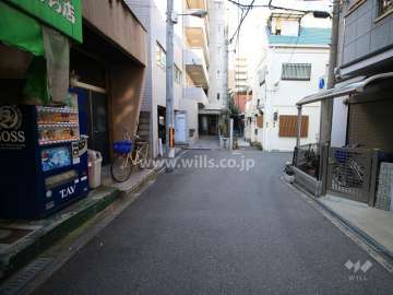 敷地北側の前面道路（東側から）