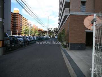 敷地西側の前面道路(南側から）