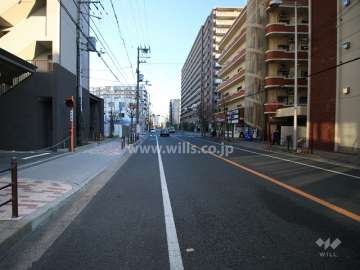敷地東側の前面道路（南側から）
