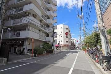 敷地東側の前面道路