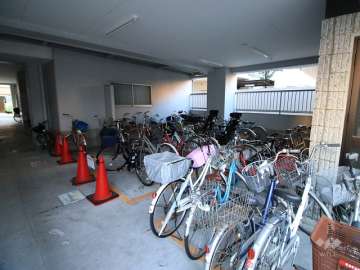 屋内に設けられた駐輪場