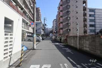 敷地の南側前面道路（東側から）