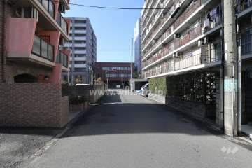 敷地の南側前面道路（東側から）