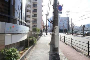 物件の西側前面道路（北側から）