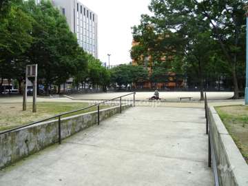 物件の西側には西中島公園があります。