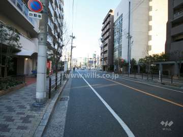 敷地東側の前面道路（南側から）