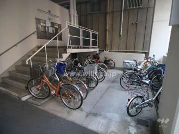 屋内に設けられた駐輪場