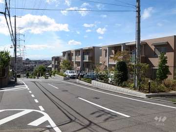 南斜面の高台にあります。