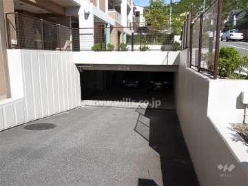 地階にある駐車場へのアプローチ