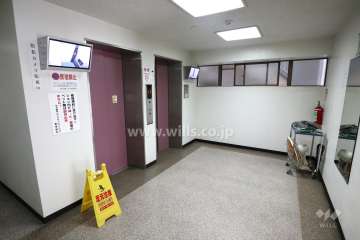 エレベーターにはモニターが設置されています。