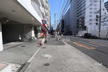 敷地の南側前面道路（西側から）