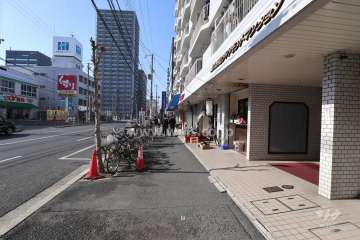 敷地の南側前面道路（東側から）