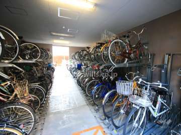 屋内に設けられた駐輪場