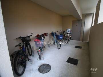 屋内に設けられた駐輪場