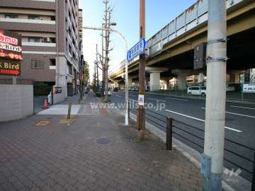 敷地西側の前面道路（北側から）