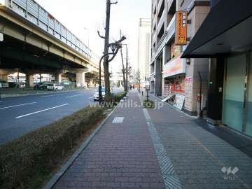 敷地西側の前面道路（南側から）