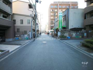 敷地南側の前面道路（西側から）