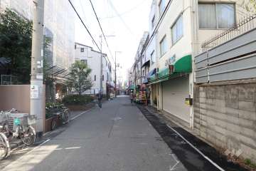 敷地の南側前面道路（南西側から）