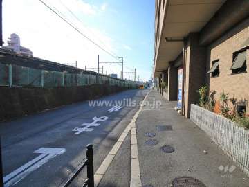 敷地東側の前面道路（北側から）