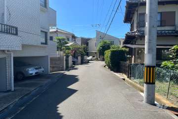 敷地西側の前面道路