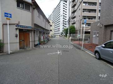 敷地西側の前面道路