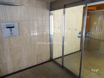 エントランスはオートロック付です。