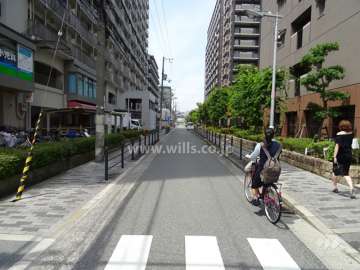 敷地西側の前面道路