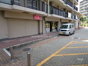 棟内に店舗部分があります。