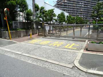 駐車場出入り口（ロボットゲート付）