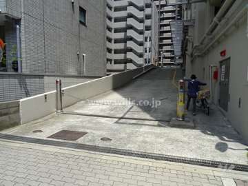 駐車場出入り口（ロボットゲート付）