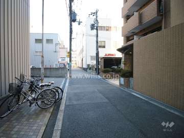 敷地西側の前面道路（南側から）