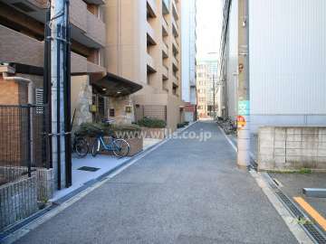 敷地西側の前面道路（北側から）