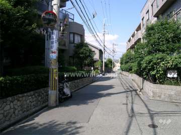 周辺は一戸建てが中心に建ち並ぶ住宅地