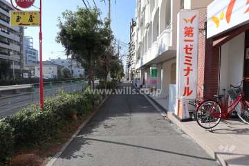敷地の南側前面道路（東側から）