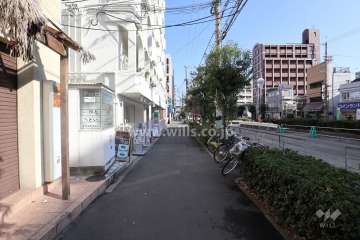 物件の南側前面道路（西側から）