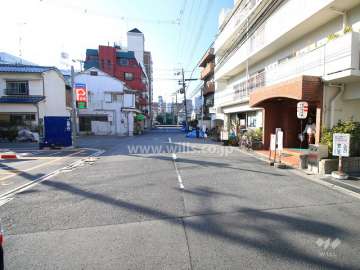 敷地東側の前面道路（北側から）