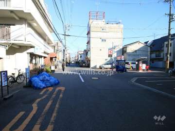 敷地東側の前面道路（南側から）