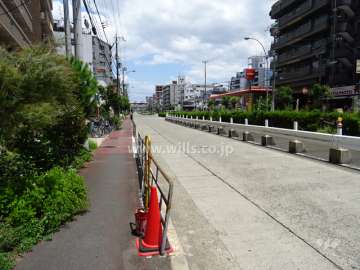 敷地南側の前面道路