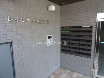 エントランスはオートロック付きです。