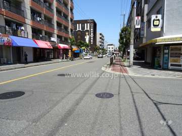 敷地西側の前面道路