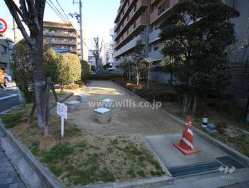 敷地に隣接した小さな公園