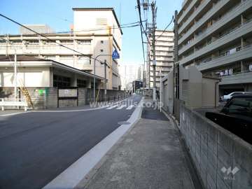 敷地西側の前面道路（南側から）