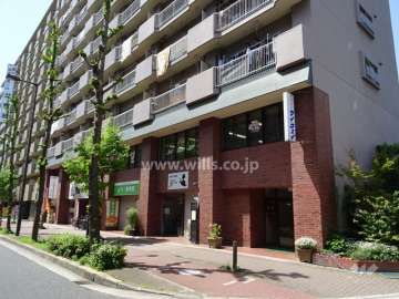 下層階には店舗が入っています。
