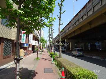 敷地東側には新御堂筋が走っています。