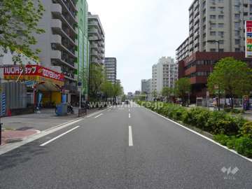 物件の北側前面道路（東側から）