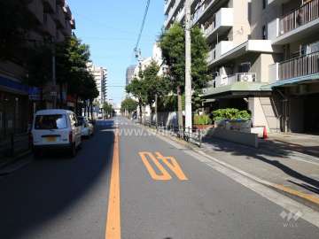 敷地南側の前面道路（東側から）